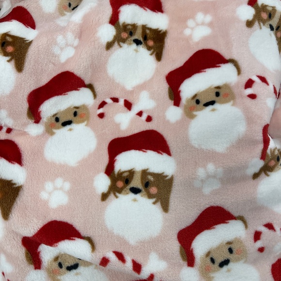 Pink Christmas Dogs Santa Dogs Pawprints 🐾🎅🏻🩷Holiday Plush Throw Blanket NWT - Picture 3 of 3